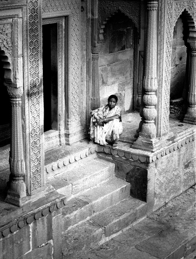 GABRIEL Nicole - Devant le temple